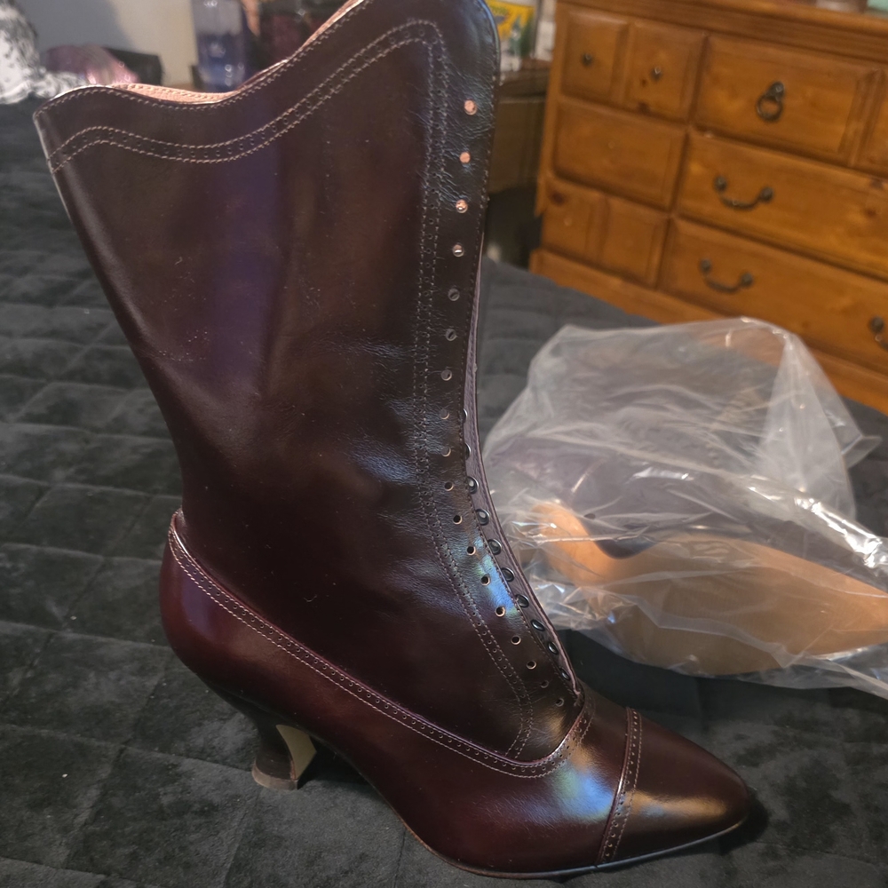Brown Heeled Boots with Pointed Toe and Side Zipper - Picture 2 of 5